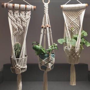 Makramee-Wandpflanzenampel, böhmischer Blumenhalter, Boho-Quasten-Topfhalter, handgefertigtes Geschenk für Gärtner, Wohnaccessoires aus Fasern, hängende Makramee-Wandampel