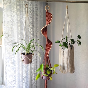Colgador de macramé moderno para plantas, colgador de plantas estilo bohemio, decoración colgante de fibra para el hogar, soporte para macetas con borlas, maceta de macramé hecha a mano, regalo para amantes de las plantas