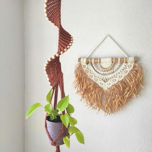 Colgador de macramé moderno para plantas, colgador de plantas estilo bohemio, decoración colgante de fibra para el hogar, soporte para macetas con borlas, maceta de macramé hecha a mano, regalo para amantes de las plantas