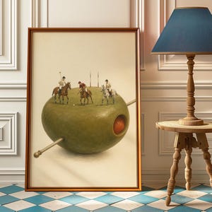Può includere: Una stampa d'arte incorniciata che raffigura un'illustrazione surreale di tre giocatori di polo a cavallo che competono sopra una grande oliva verde. L'oliva è trapassata da un lungo e sottile stuzzicadenti da cocktail in metallo con punta rotonda.