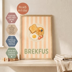 Può includere: Un poster verticale incorniciato con uno sfondo a righe color arancione chiaro e bianco. Al centro, un'illustrazione mostra un piatto con pane tostato, una pila di pancake con burro e mirtilli, un uovo al tegamino e fragole. Il testo recita BREKFUS.