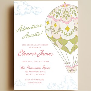 Könnte beinhalten: Babyparty-Einladung mit einem verspielten Heißluftballon-Design. Der Ballon ist in Pastellrosa, Grün und Weiß gehalten und mit floralen Akzenten und sternförmigen Details versehen. Der Text "Adventure Awaits!" ist in grüner Schrift geschrieben.