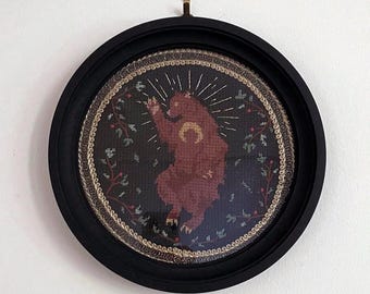 Ursidae | Grafika igłowa Słońce Księżyc Niedźwiedź Sztuka średniowieczna z drewnianą ramą