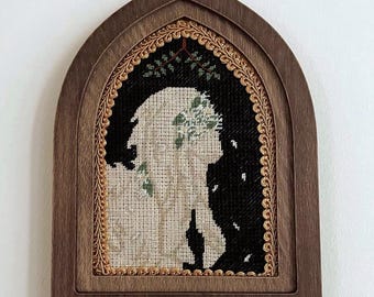 Niewinność to błogość | Średniowieczna sztuka haftu krzyżykowego z kozą damasceńską i stokrotkami w drewnianej ramie