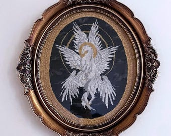 Radiant | Anielski, biblijnie dokładny, biały haft krzyżykowy rasy borzoj, średniowieczny, z drewnianą, malowaną na złoto ramą.