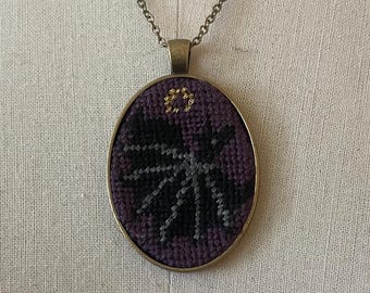 Chiroptera | Naszyjnik z krzyżykiem i łańcuszkiem, zdobiony średniowiecznym haftem igłowym „Nietoperz i Księżyc”