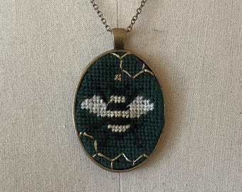 Złoty pyłek | Naszyjnik z haftem krzyżykowym z pyłkiem pszczelim i łańcuszkiem