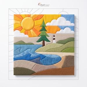 Puede incluir: Una pieza de arte mural cuadrada de tela que presenta un paisaje acolchado con un sol amarillo, un pino verde, un faro blanco, olas azules del océano y colinas texturizadas verdes y marrones contra un cielo azul claro con nubes blancas.
