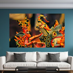 Puede incluir: Una pintura vibrante y colorida de dos criaturas fantásticas. Una es una figura roja con cuernos, la otra una forma serpentina verde y amarilla. La obra de arte se exhibe sobre un sofá blanco en una sala de estar moderna.