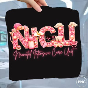 Puede incluir: Una camiseta negra con el texto rosa NICU y Neonatal Intensive Care Unit. Las letras están decoradas con perlas y gemas, incorporando un bebé durmiendo, un biberón, un monitor cardíaco, un oso de peluche y un chupete.