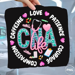Puede incluir: Gráfico negro con el texto "CNA life" y símbolos médicos, incluyendo un estetoscopio y corazones. Las letras "CNA" tienen un diseño de estampado de leopardo turquesa. Las palabras "Amor" y "Paciencia" también están incluidas.