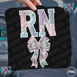 Puede incluir: Un cuadrado negro con las letras "RN" en un diseño de patchwork, con patrones rosas, azules y morados. Debajo de las letras hay un lazo decorativo con un centro de pedrería. La imagen tiene el texto "DON'T COPY CREATE ORIGINAL" y "ARTZAKIDESIGN".