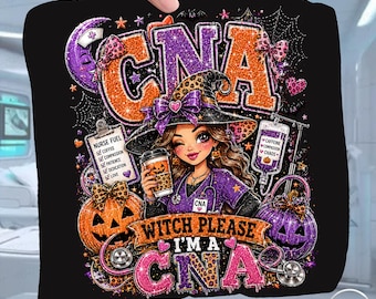 Op de afbeelding: Een zwart grafisch T-shirt met een cartoonheks in verpleegstersuniform en kapje, die een koffiebeker vasthoudt. Het ontwerp bevat oranje en roze glittertekst met CNA en WITCH PLEASE I'M A CNA, pompoenen, een stethoscoop en een klembord.