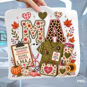 Può includere: Un design grafico bianco con le lettere MA in motivi floreali e leopardati, circondate da foglie autunnali, zucche, uno stetoscopio, una casacca medica, una cartellina con testo, un bicchiere e una tazza, decorati con cuori e fiori.