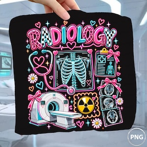 Op de afbeelding: Een zwart grafisch ontwerp met het woord RADIOLOGY in roze en blauw, een roze stethoscoop, een röntgenfoto van de borstkas, een medisch klembord, een CT-scanner, een stralingssymbool en drie hersenscans, versierd met roze strikken, hartjes en bloemen.
