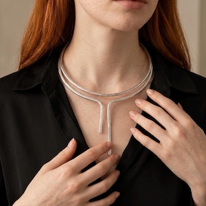 Minimalistiskt halsband i vridmomentstil