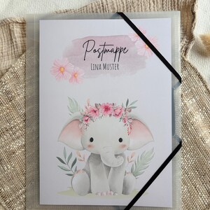 Könnte beinhalten: Eine durchsichtige Kunststoffmappe mit schwarzem Gummibandverschluss, bedruckt mit einer Illustration eines grauen Elefanten mit rosa Blumenkranz, umgeben von grünen Blättern und rosa Blüten, mit dem Text Postmappe und Lina Muster.