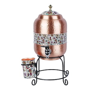 Puede incluir: Un dispensador de agua de cobre martillado con una banda de estampado floral tipo cachemira, un grifo plateado y una tapa a juego. Se apoya en un soporte de metal negro que incluye un soporte lateral para una taza floral a juego.