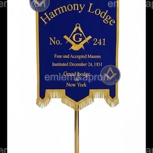 Könnte beinhalten: Ein blau-goldenes Banner für die Harmony Lodge Nr. 241, Freimaurer, mit Text und Symbolen. Das Banner wird auf einem goldfarbenen Ständer mit quadratischer Basis angezeigt. Das Banner enthält den Text "Gegründet am 24. Dezember 1851".