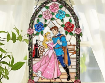 Könnte beinhalten: Buntglasfenster mit einer Prinzessin und einem Prinzen beim Tanzen, umgeben von rosa, blauen und roten Rosen. Das Kunstwerk zeigt einen Bösewicht und ein Spinnrad, mit dekorativem Rahmen und Aufhängekette.