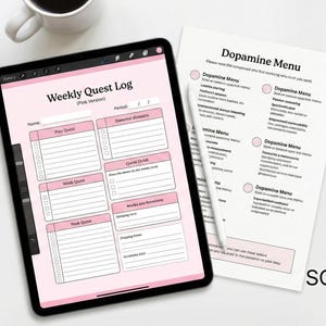 Könnte beinhalten: Ein digitales Tablet mit einem rosa "Weekly Quest Log" und einem gedruckten "Dopamine Menu" auf einer weißen Oberfläche. Der Text "Ultimate Screen Time Bundle" ist sichtbar. Eine rosa Spielkonsole und eine kleine Pflanze sind ebenfalls vorhanden.