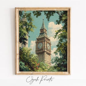 Könnte beinhalten: Ein gerahmter Druck des Elizabeth Tower, auch bekannt als Big Ben, umgeben von üppigem grünem Laub. Das Kunstwerk hat eine Vintage-Ästhetik mit einem hellblauen Himmel und dem Text "Ogah Prints" in der unteren Ecke.
