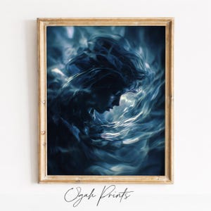 Op de afbeelding: Een ingelijste kunstdruk met een vrouwenprofiel in blauwtinten. Het kunstwerk heeft een vloeiend, etherisch ontwerp met een dromerige kwaliteit. De lijst is warm lichtbruin van kleur. De tekst "Ogah Prints" staat onderaan.