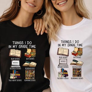 Puede incluir: Camisetas negras y blancas con el texto "THINGS I DO IN MY SPARE TIME" e ilustraciones de libros. Los diseños de las camisetas incluyen imágenes de leer, comprar, investigar, reseñar, hablar y reorganizar libros.