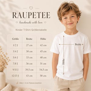 May include: A white children's t-shirt with the text "RAUPETEE" and a size chart in German. The chart shows measurements in centimeters for shirt width and height. A young boy is wearing the shirt.