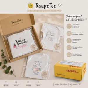 May include: A gift set containing three white garments in clear plastic packaging. One item is in a cardboard box labeled RaupeTee, featuring the text Kleine Schwester Sophie. Another is a baby bodysuit with the text Papa, and the third is a shirt with the text TSCH&Uuml;SS KITA HALLO SCHULE JONAH 2026. A yellow DHL shipping box is included.