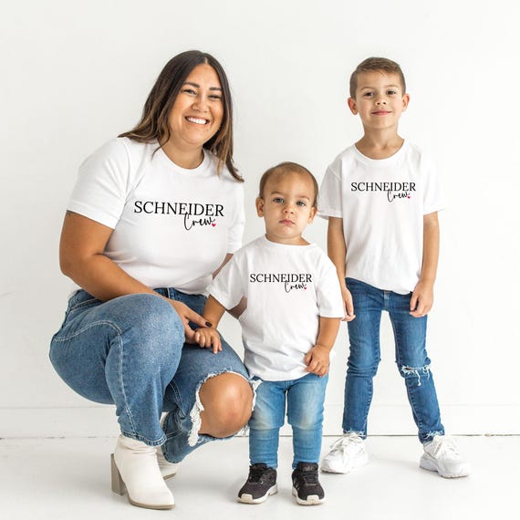 Personalisiertes Family Crew T-Shirt – Mit Nachname bedruckt, Partnerlook Familie Shirts