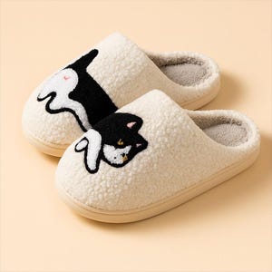 Cozy plush slippers with embroidered cat design • Soft indoor warm slippers • Cute gift for home comfort