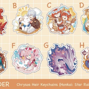 Puede incluir: Una colección de ocho llaveros de personajes de Honkai: Star Rail, cada uno con un diseño único. Los llaveros presentan ilustraciones coloridas de estilo anime de varios personajes, con un aviso de pre-pedido en la parte inferior. Fondo beige claro.
