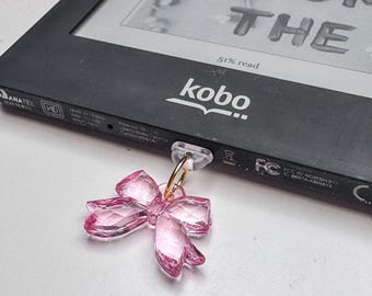Tapón antipolvo con lazo de cristal rosa: un accesorio coqueto para el teléfono