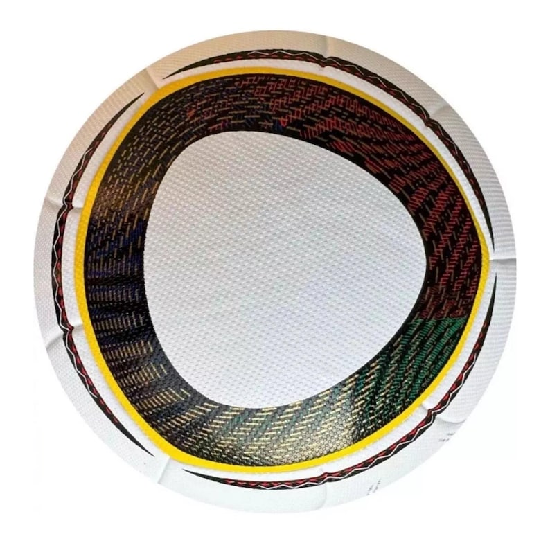 K&ouml;nnte beinhalten: Ein wei&szlig;er Fu&szlig;ball mit strukturierter Oberfl&auml;che und einem gro&szlig;en, offenen, ovalf&ouml;rmigen Design in der Mitte. Das Design weist eine Mischung aus schwarzen, roten, gr&uuml;nen und gelben Akzenten auf. Der Ball hat schwarze und rote N&auml;hte.