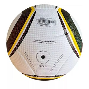 K&ouml;nnte beinhalten: Ein wei&szlig;-schwarzer Fu&szlig;ball mit gelben und weinroten Akzenten. Der Ball hat die Gr&ouml;&szlig;e 5 und enth&auml;lt Text wie "Druck" und "87-116 psi". Der Ball hat auch einen Barcode und den Text "ART NO E41991".
