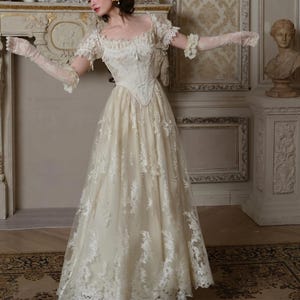 Vestido de novia vintage de encaje color marfil con corsé francés y mangas abullonadas.