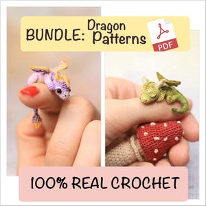 Puede incluir: Imagen de dos dragones de ganchillo en miniatura, uno morado y amarillo, el otro verde. La imagen incluye el texto "BUNDLE: Dragon Patterns" y "100% REAL CROCHET". Los dragones se muestran en los dedos.