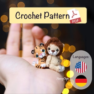 Puede incluir: Un patrón de crochet en PDF con el texto "Crochet Pattern" y dos pequeños amigurumis: un tigre y un león. El tigre es naranja y negro, y el león es beige con una melena marrón. La imagen también incluye las banderas estadounidense y alemana.