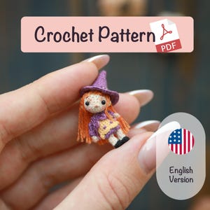 Könnte beinhalten: Eine Miniatur-Häkelpuppe einer Hexe mit orangefarbenem Haar, einem lila Hut und einem gelb-lila Kleid. Das Bild enthält den Text "Crochet Pattern PDF" und eine Grafik "English Version".