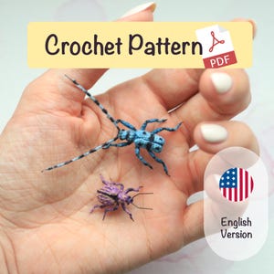 Puede incluir: Una mano sostiene dos modelos de insectos de ganchillo: un escarabajo longicornio azul y negro y un escarabajo morado. La imagen incluye una pancarta que dice "Crochet Pattern" y un icono PDF. También hay un gráfico de la bandera estadounidense con las palabras "English Version".