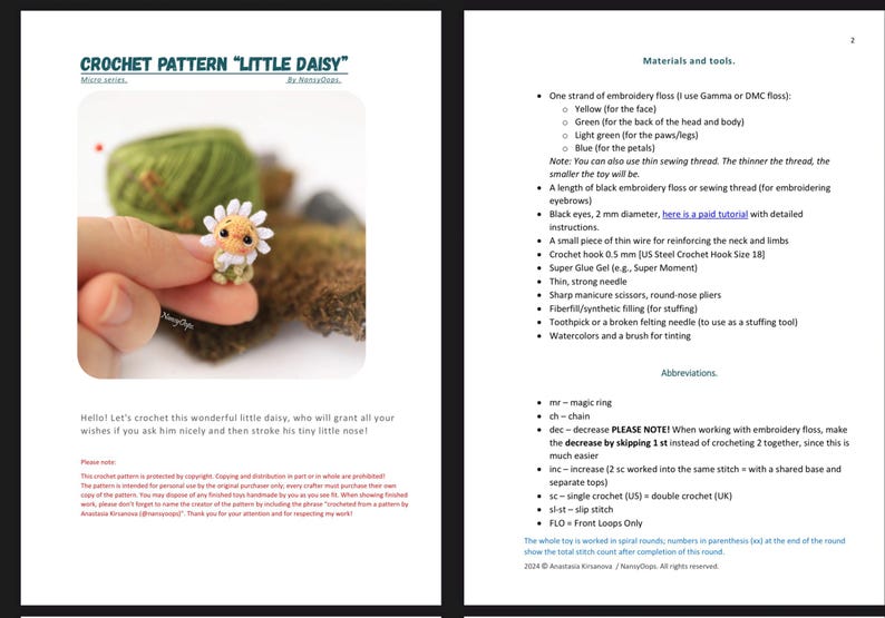 Puede incluir: Un patr&oacute;n de ganchillo titulado "LITTLE DAISY" que presenta un peque&ntilde;o juguete de margarita hecho a mano sostenido por una persona. El juguete tiene p&eacute;talos blancos, un centro amarillo y un cuerpo verde. La imagen tambi&eacute;n incluye una madeja de hilo verde y una lista de materiales.