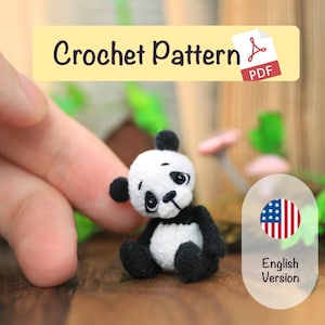Könnte beinhalten: Ein Miniatur-Panda-Bär-Amigurumi, hauptsächlich schwarz und weiß, mit kleinen schwarzen Ohren und einem süßen Ausdruck. Der Text enthält "Crochet Pattern PDF" und "English Version".