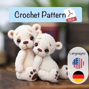 Op de afbeelding: Twee crèmekleurige gehaakte teddyberen met bruine accenten, waaronder neuzen en voetzolen, zitten naast elkaar. De afbeelding bevat de tekst "Crochet Pattern PDF" en geeft de beschikbaarheid in meerdere talen aan.