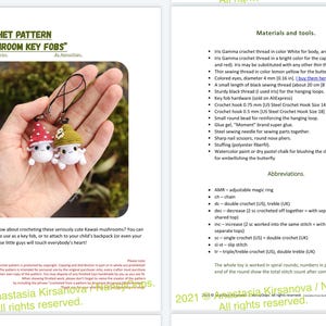 Pu&ograve; includere: Due portachiavi a forma di fungo all'uncinetto sono tenuti in una mano. Uno ha un cappello a pois rossi e bianchi, l'altro un cappello verde. Il testo "CROCHET PATTERN MUSHROOM KEY FOBS" &egrave; in alto.