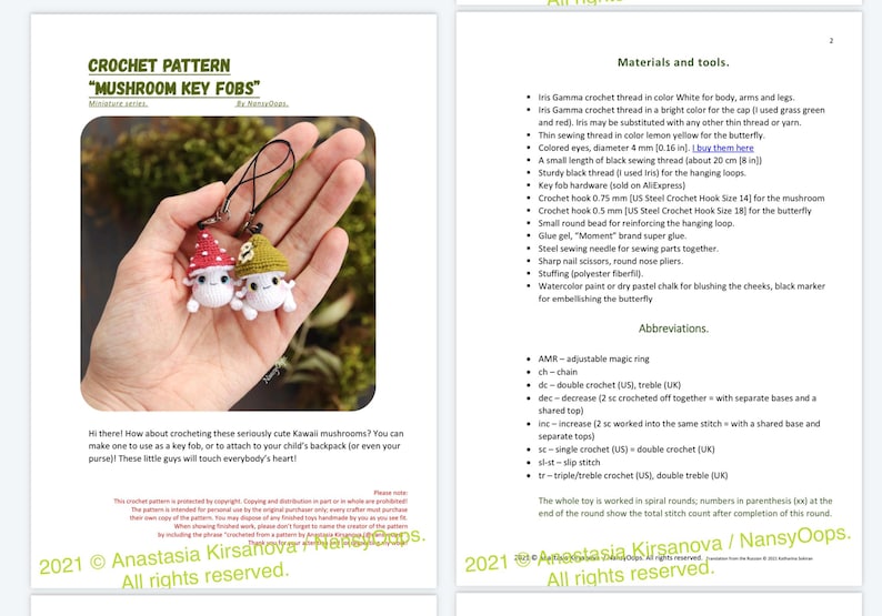 Pu&ograve; includere: Due portachiavi a forma di fungo all'uncinetto sono tenuti in una mano. Uno ha un cappello a pois rossi e bianchi, l'altro un cappello verde. Il testo "CROCHET PATTERN MUSHROOM KEY FOBS" &egrave; in alto.