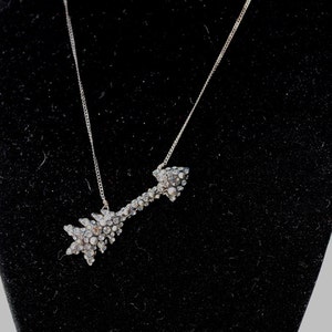 Rhinestone Arrow Necklace imagem 1