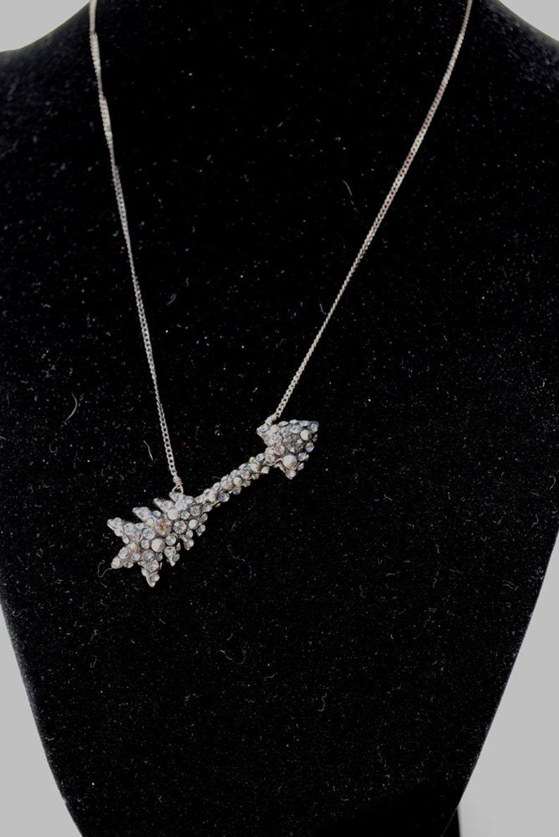 Rhinestone Arrow Necklace imagem 1