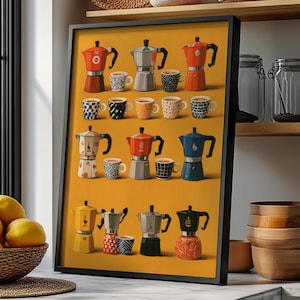 Könnte beinhalten: Ein gerahmter, rechteckiger Wandkunstdruck mit einer Sammlung verschiedener Mokkakannen und kleiner Kaffeetassen, die in Reihen vor einem senfgelben Hintergrund angeordnet sind. Die Illustration zeigt vielfältige Farben, Muster und Formen.