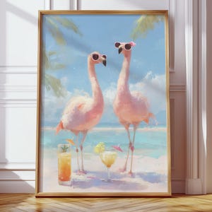 Peut inclure: Une impression d'art encadrée représentant deux flamants roses portant des lunettes de soleil sombres sur une plage de sable. La scène comprend un ciel bleu clair, des ombres de palmiers et deux cocktails tropicaux avec des ombrelles.